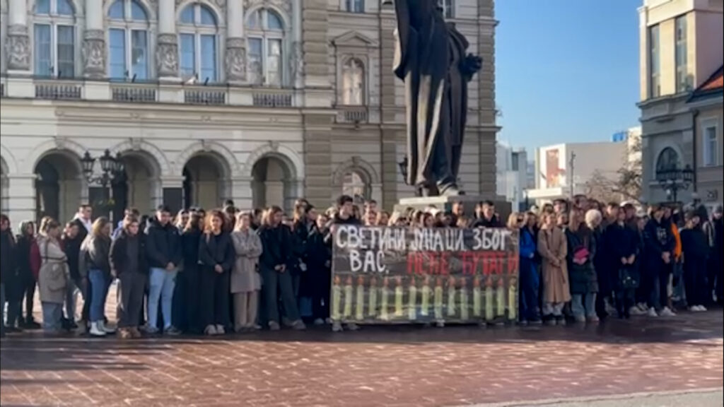 Srednjoškolci na trgu