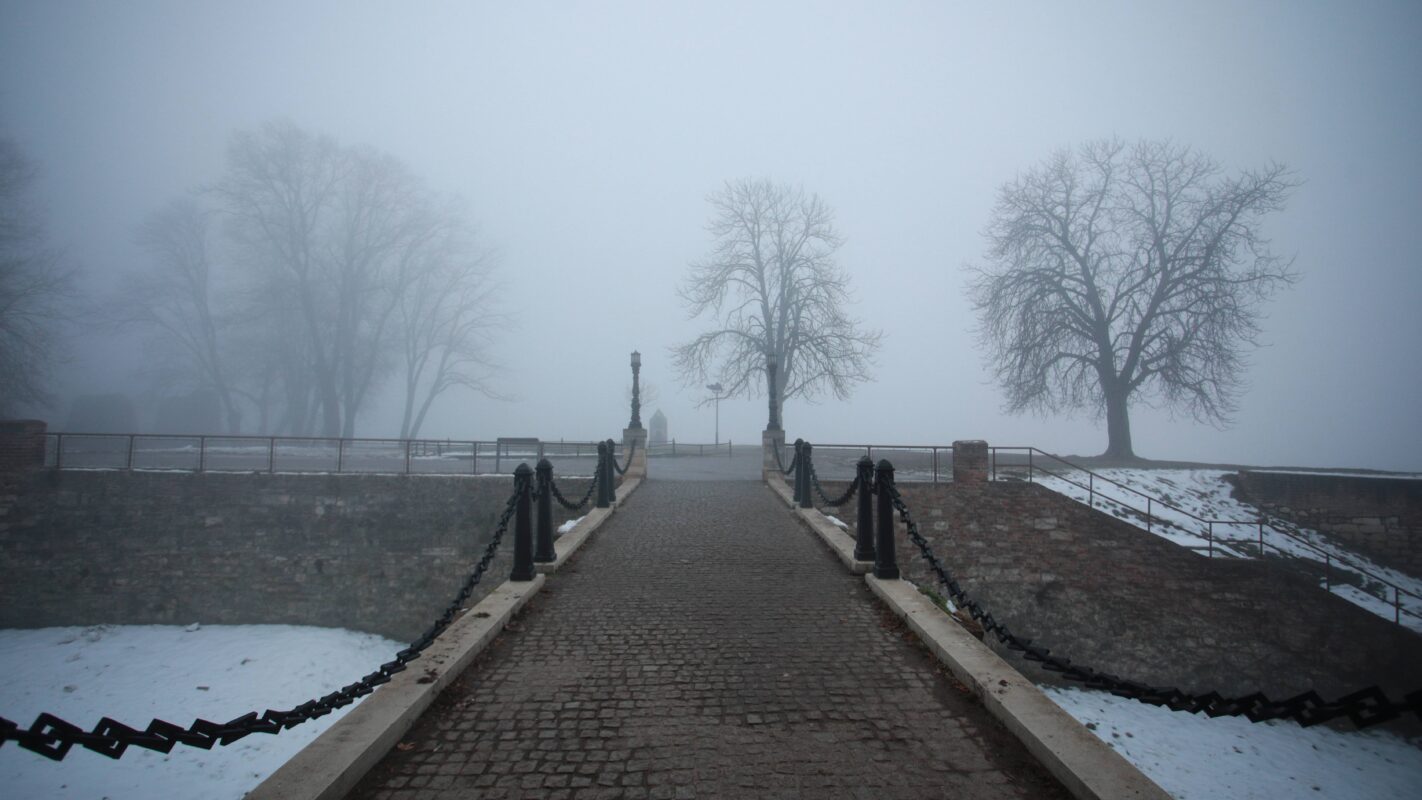 Oblačno, maglovito i hladno sa slabom kišom i vetrom