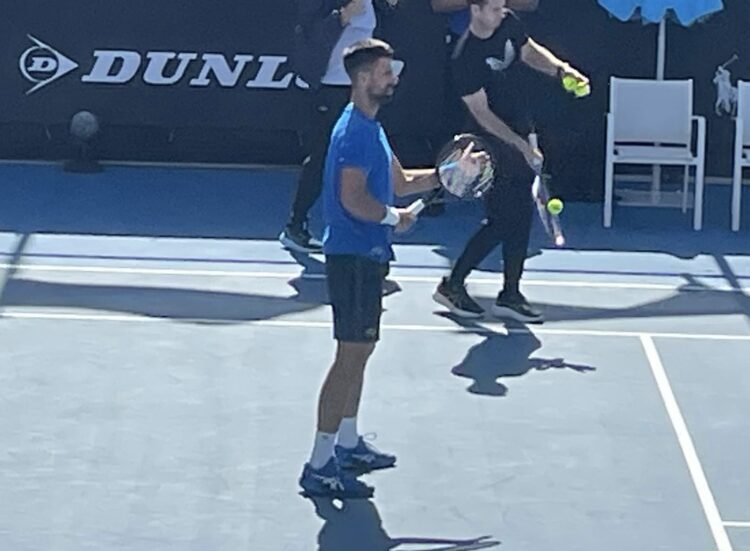 FOTO Novak sa novom frizurom došao na trening, po velikoj vrućini spremao taktiku za Mahača