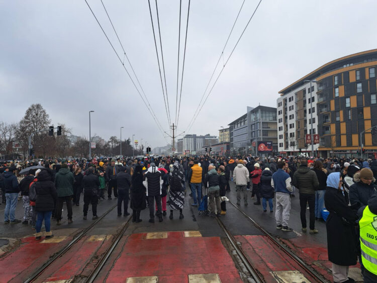 Incident na blokadi na Novom Beogradu: Dvojica muškaraca provocirali građane, jedan izvadio štanglu i krenuo na okupljene