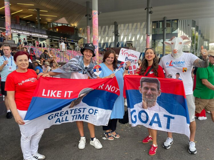 FOTO Novakovi navijači okupirali Australijan open, svi očekuju veliku pobedu zbog skandala