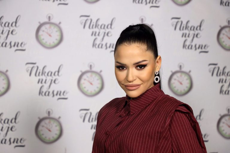Operisana Aleksandra Mladenović: Pevačica se oglasila i otkrila u kakvom je stanju