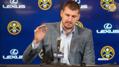 Nikola Jokić u odelu