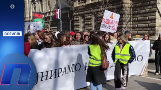 Dok studenti trče ka Kragujevcu, njihove kolege i glumci na ulicama