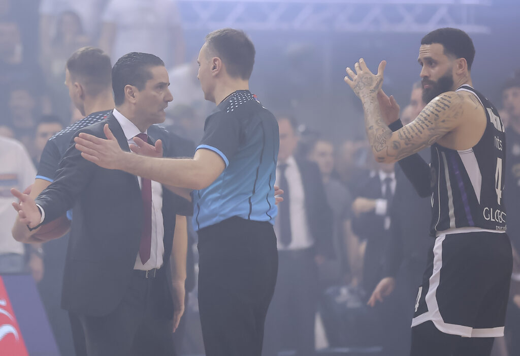 Janis Sferopulos, sudija, Dvejn Vašington