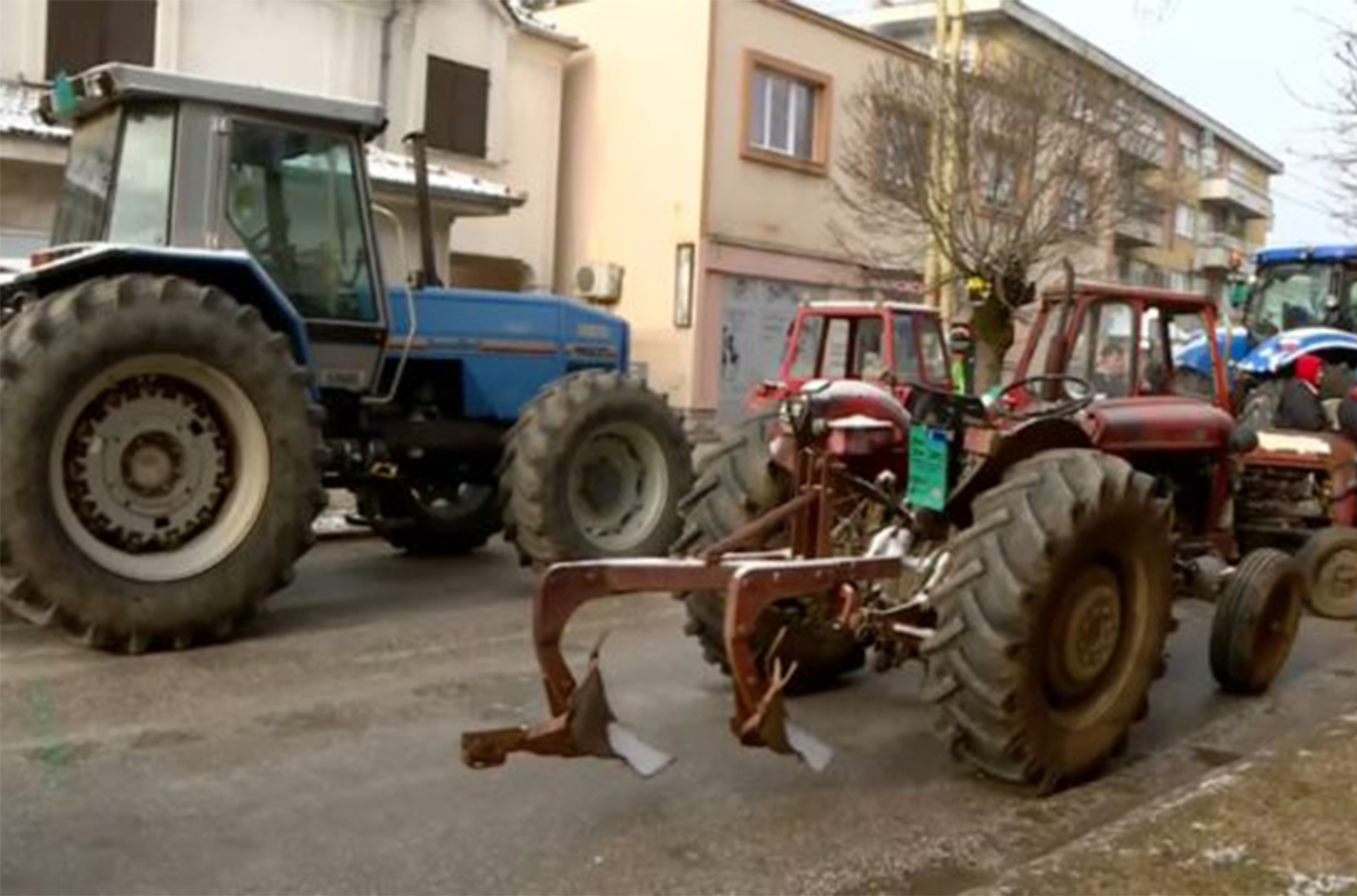 Isključeno grejanje poljoprivrednicima koji su 5 dana zatvoreni u zgradi Opštine Rača