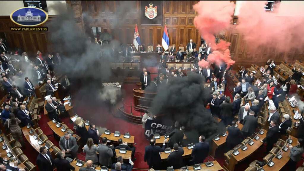 Dimne bombe u skupštini