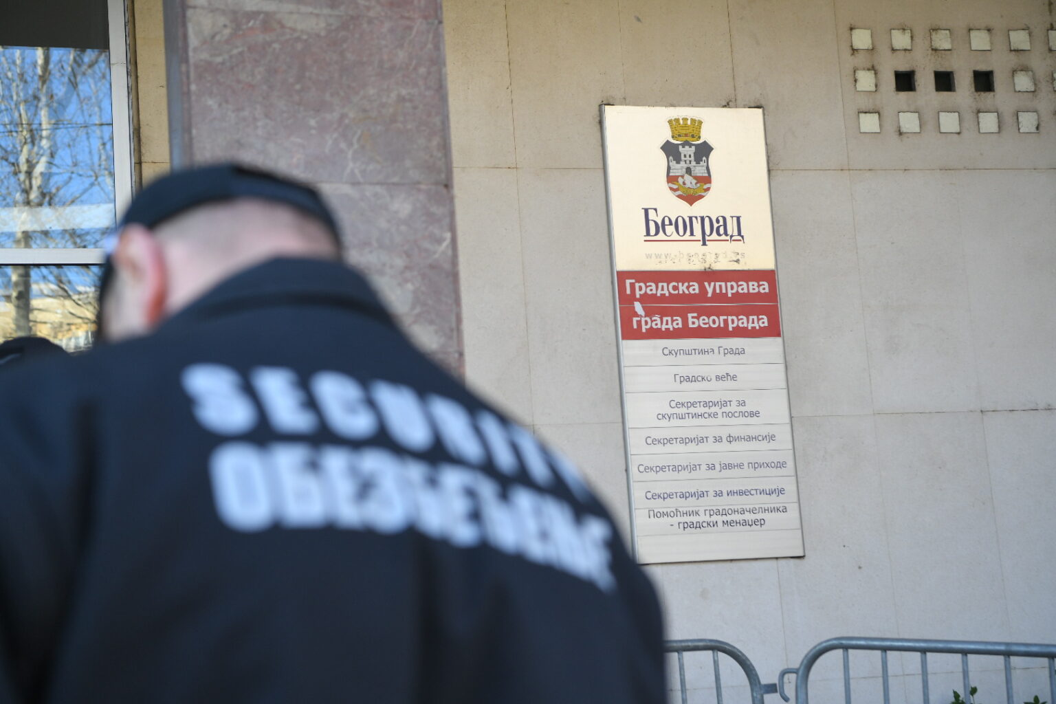 privatno-obezbe-enje-na-ulasku-u-skup-tinu-grada-beograda