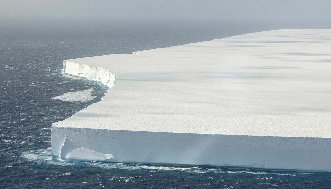 Ogroman ledeni breg otkinuo se na Antarktiku, a naučnici su ispod njega pronašli nešto zapanjujuće: Fotografije „novog sveta“ koje niko nije video