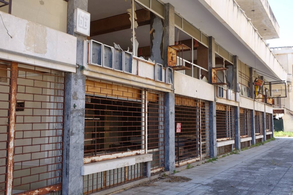 Stare napuštene ulice Varoše obrasle u tišinu