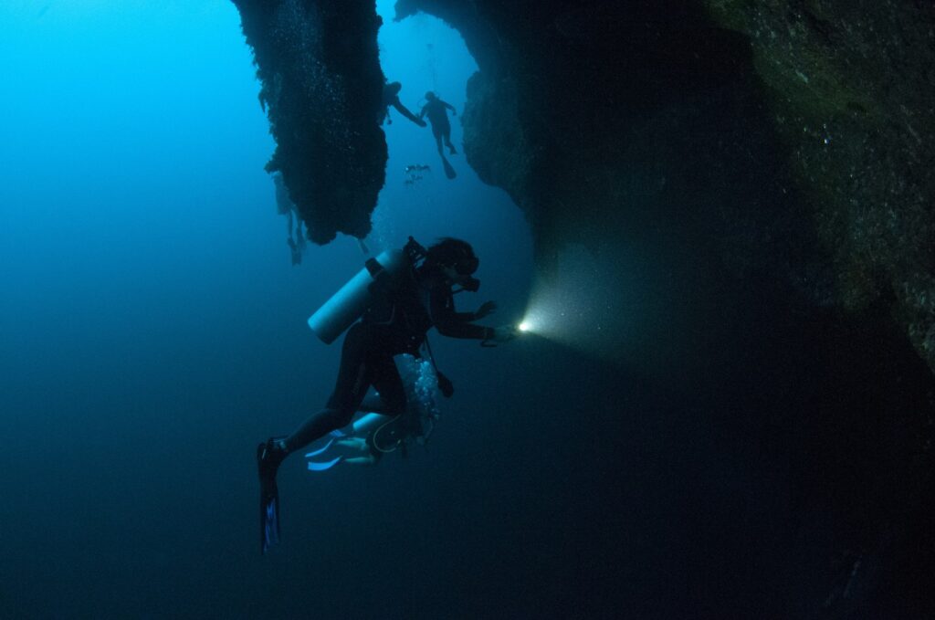 Na Gugl mapi usred mora vidi se 
