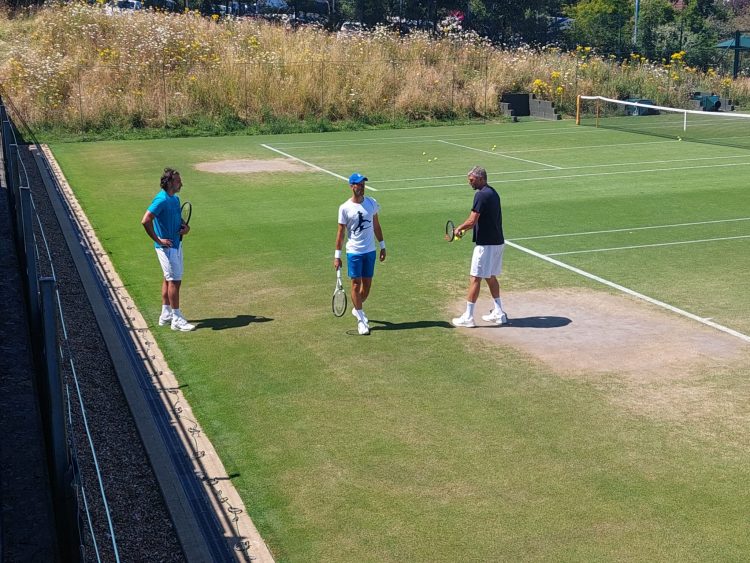 Nenad Zimonjić, Goran Ivanišević i Novak Đoković na Vimbldonu 2022. godine