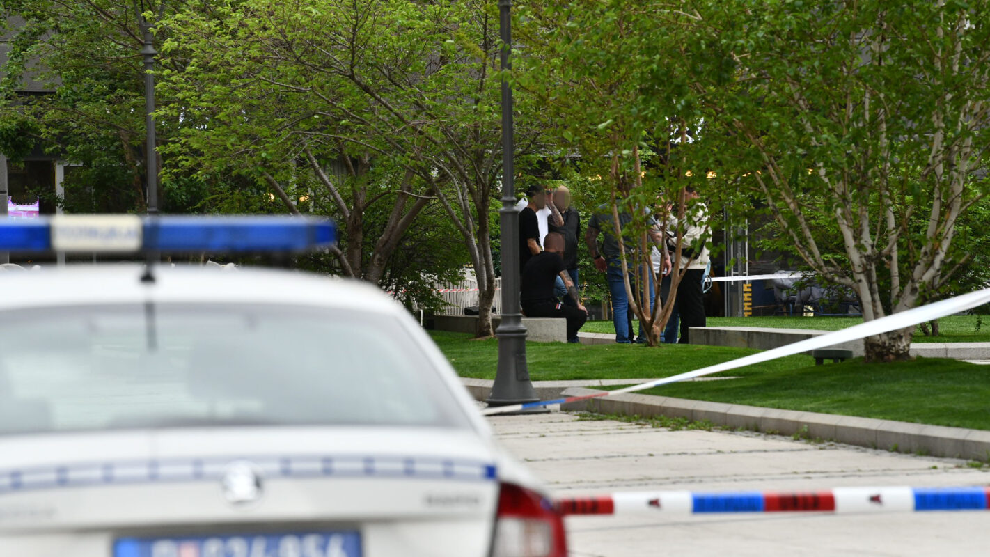 Navijački obračun na Miljakovcu? Maskirani napadači sa palicama demolirali ugostiteljski objekat, uništeni i automobili