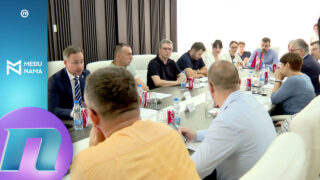 Ko (ni)je seo za okrugli sto o izborima