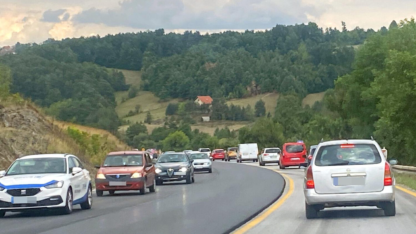 Naoružajte se strpljenjem: Pojačan saobraćaj ka planinama, spremite se na kolone ka Kopaoniku