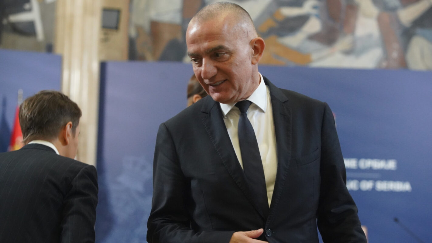 Ministar pravde bežao od novinara: Nije želeo da odgovori na najavu Vučića da će amnestirati okrivljene za aferu Generalštab