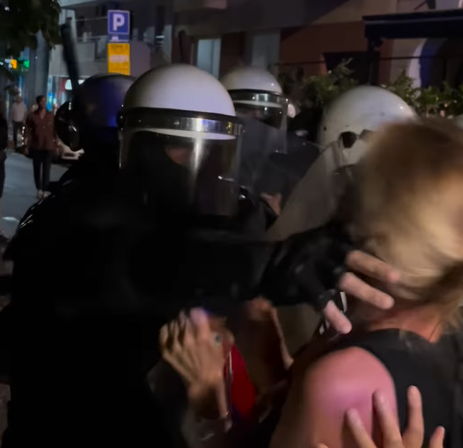 POLICAJAC LUPIO ŽENI ŠAMAR FOTO: Printscreen/Instagram/Gavrilo Andrić