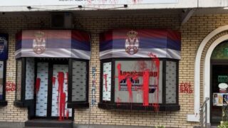 sns prostorije isprskane crvenom bojom