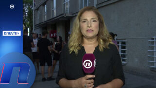 Protest kod Pete beogradske gimnazije zbog odluke direktorke da ne produži ugovore sa više profesora