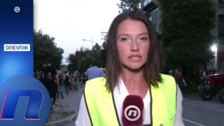 Novi Sad, i večeras studenti i građani ispred Filozofskog fakulteta, kao i kordon policije