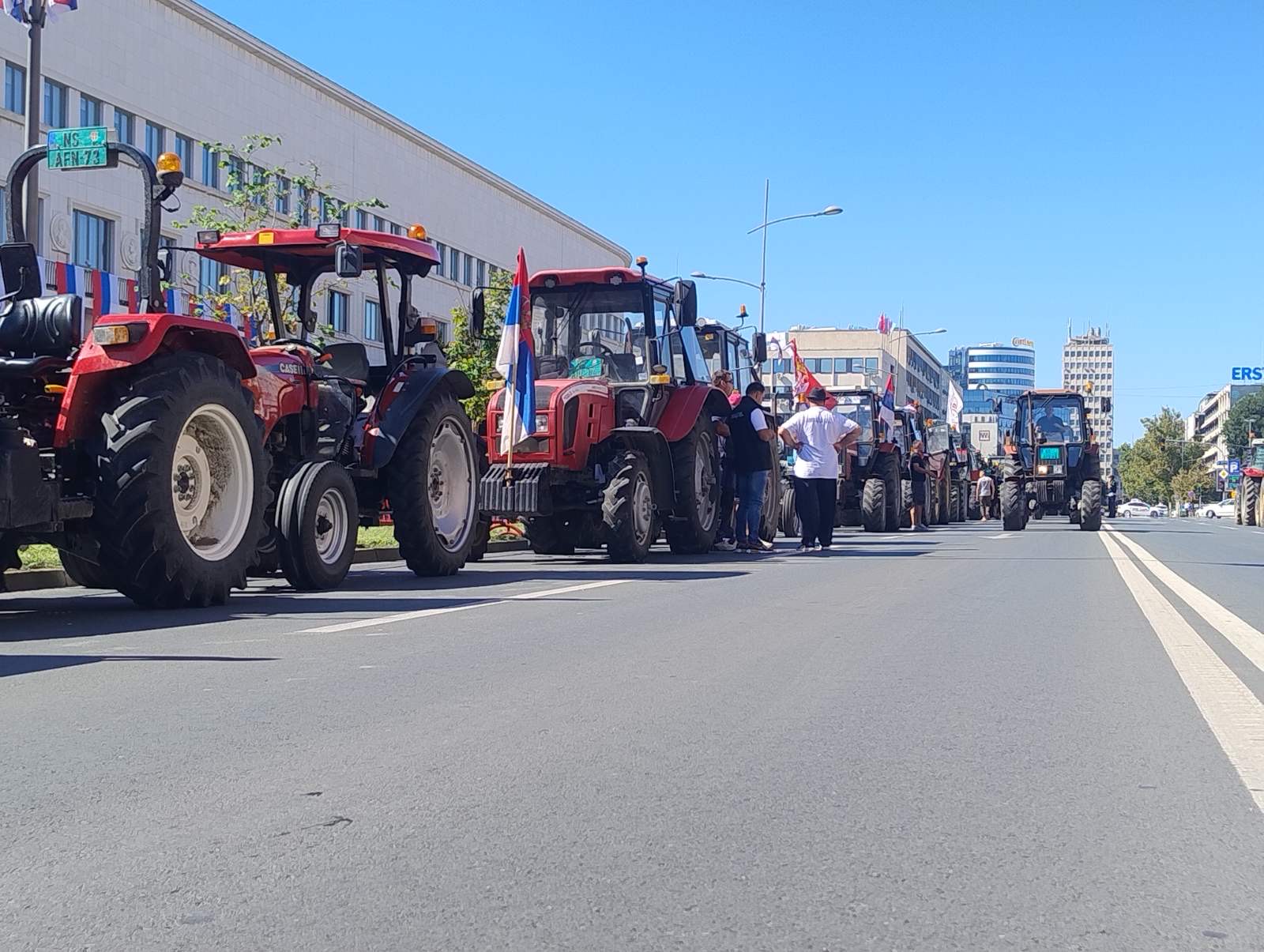 Nastavlja se dvodnevni protest poljoprivrednika, pridružuju im se i maturanti dve škole