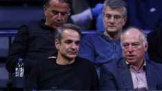 Kirijakos Micotakis (dole levo) gleda meč Novaka Đokovića na turniru u Atini