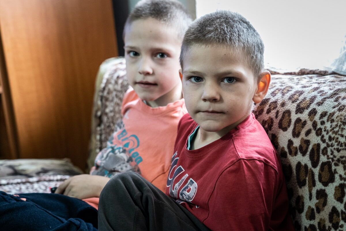 „Tata, ja sam njega zvao na rođendan, što on mene nije?“ Aca (9) i Relja (5) su u kandžama siromaštva