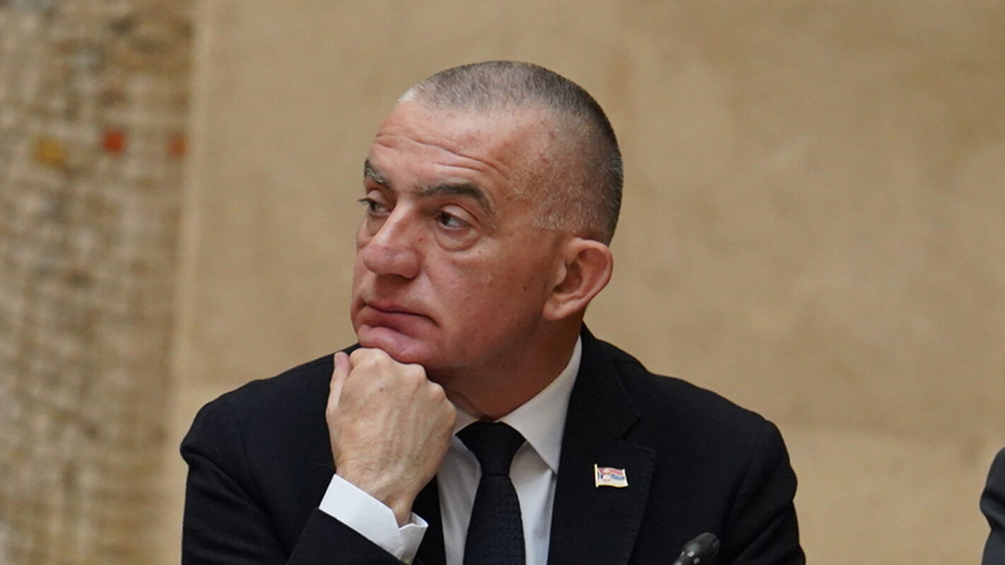 Zatražena ostavka ministra pravde: Protest sudija i tužilaca zbog paljenja automobila tužiteljke u Subotici