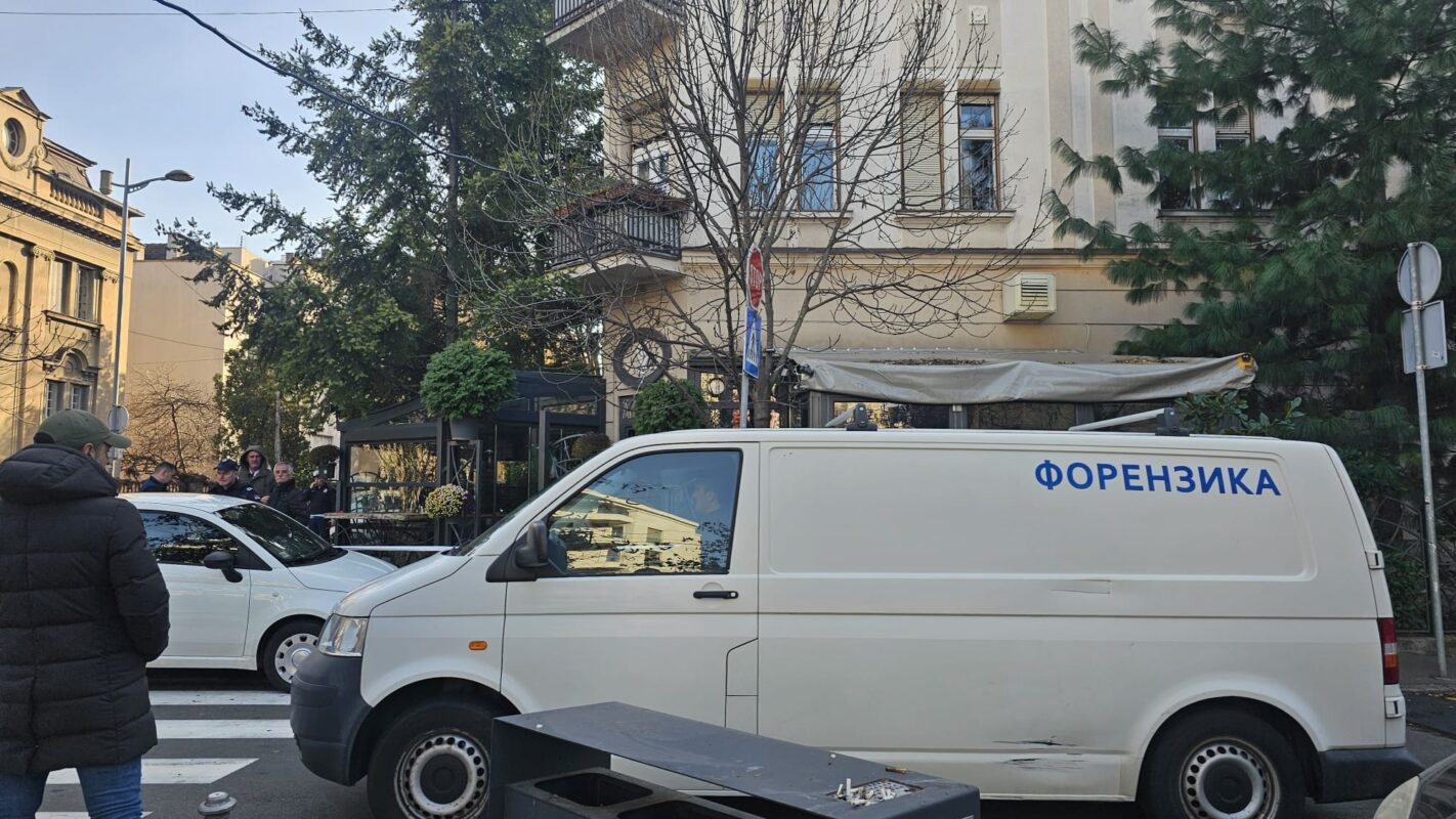 Prve fotografije sa mesta ranjavanja Bajruševića na Vračaru: Kafić demoliran pre više od mesec dana, danas upucan vlasnik