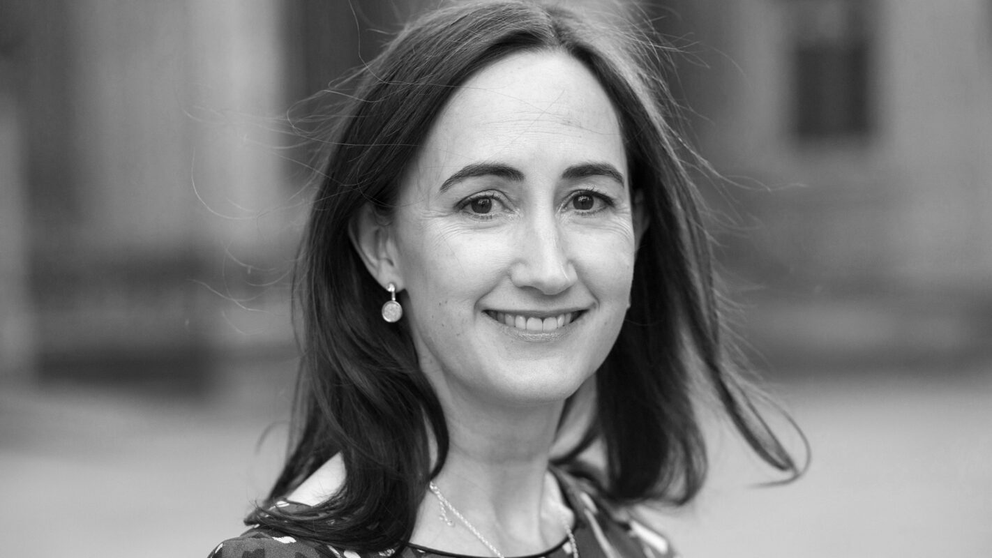 Posle dugogodišnje borbe s rakom preminula slavna književnica: Odlazak autorke „Kupoholičarke“ Sofi Kinsele