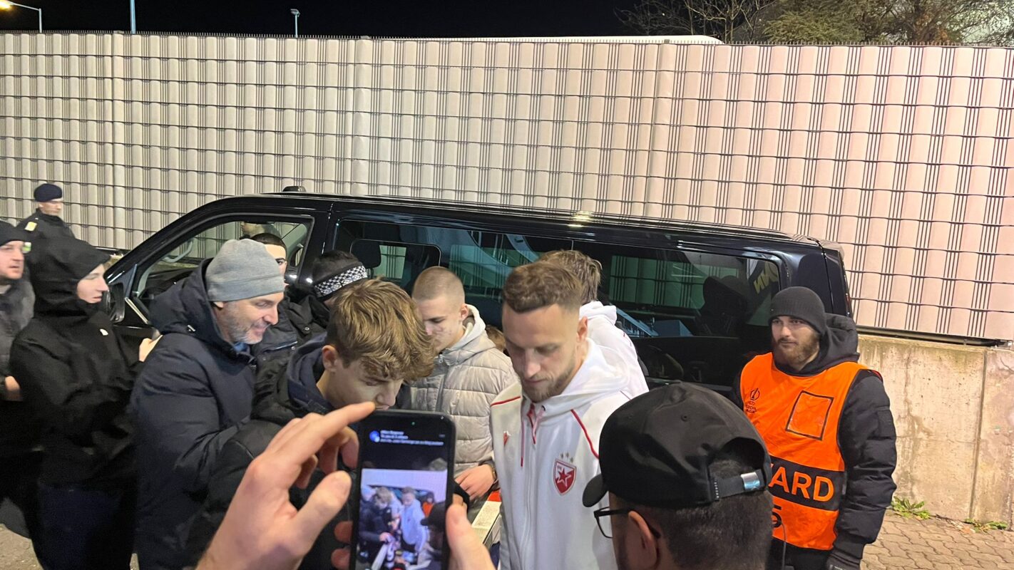 VIDEO Šmekerski potez Arnautovića i Kataija: Navijači ih čekali posle treninga, jedan nosio dres Bolonje VIDEO