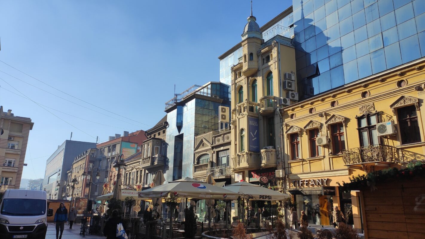 „Što više gledaš – sve više si u neverici“: Ljudi gledaju montažu novogodišnje jelke u Nišu i ne mogu da odluče da li je ovo genijalno ili teška bruka