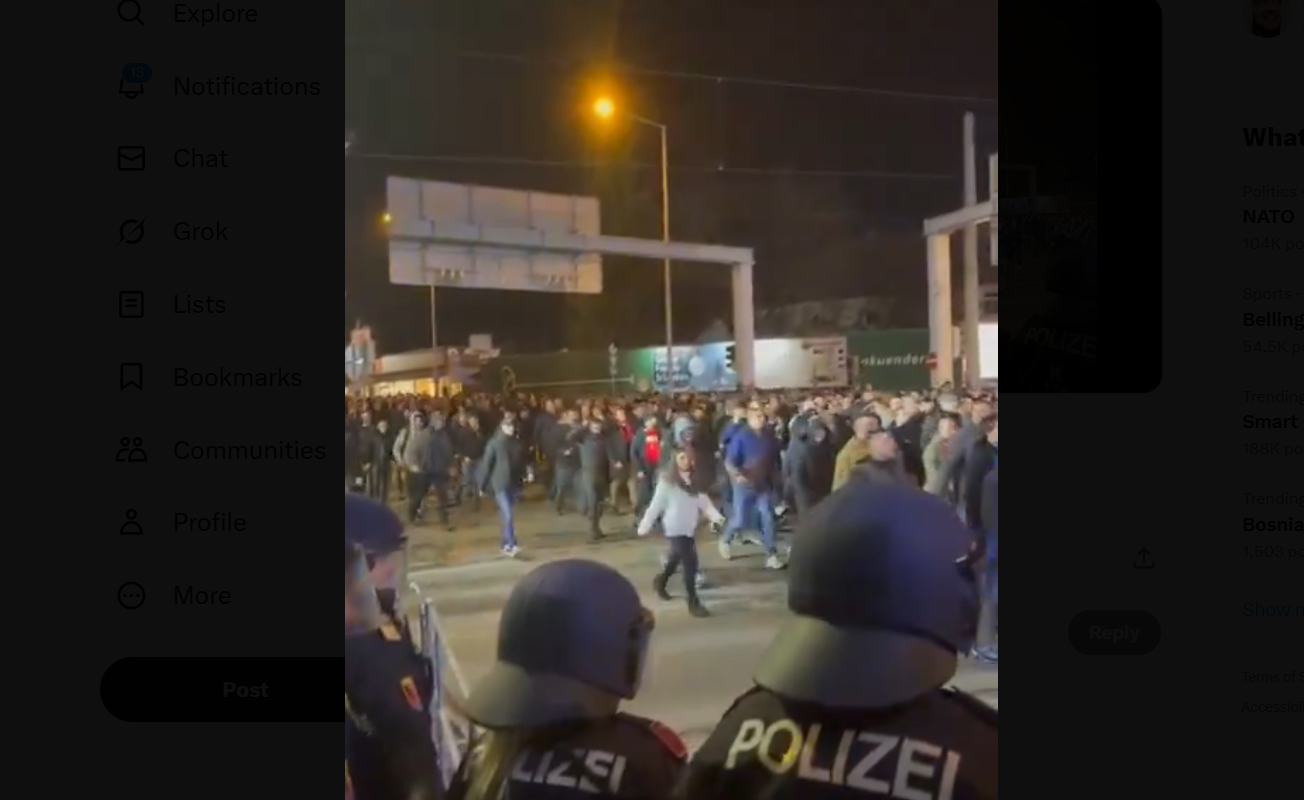 VIDEO Ovako su navijači Zvezde stigli na stadion Šturma: Kolona ljudi i bakljada, policija napravila barikade