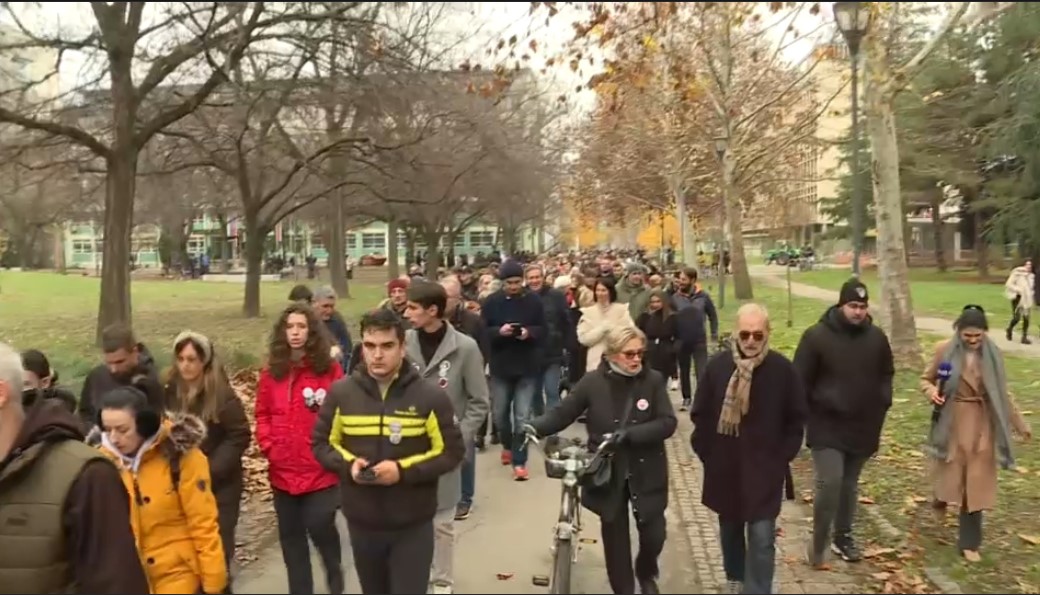 Protestna šetnja u Novom Sadu zbog policijske brutalnosti: Uskoro polazak u Bačku Palanku, Jaćimović vozi studente i građane na skup