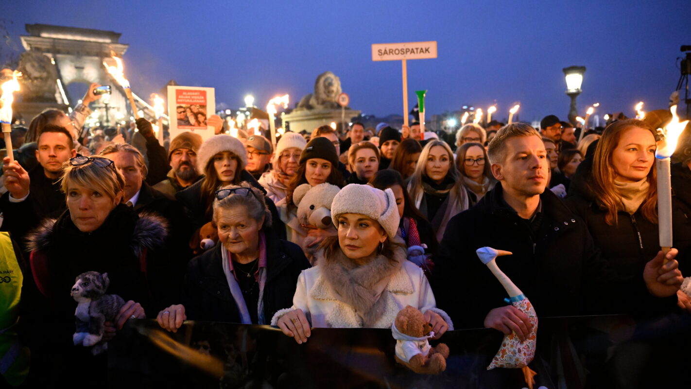 Veliki protesti u Budimpešti: Orbanov rival predvodio demonstrante zbog zlostavljanja dece u institucijama za maloletnike