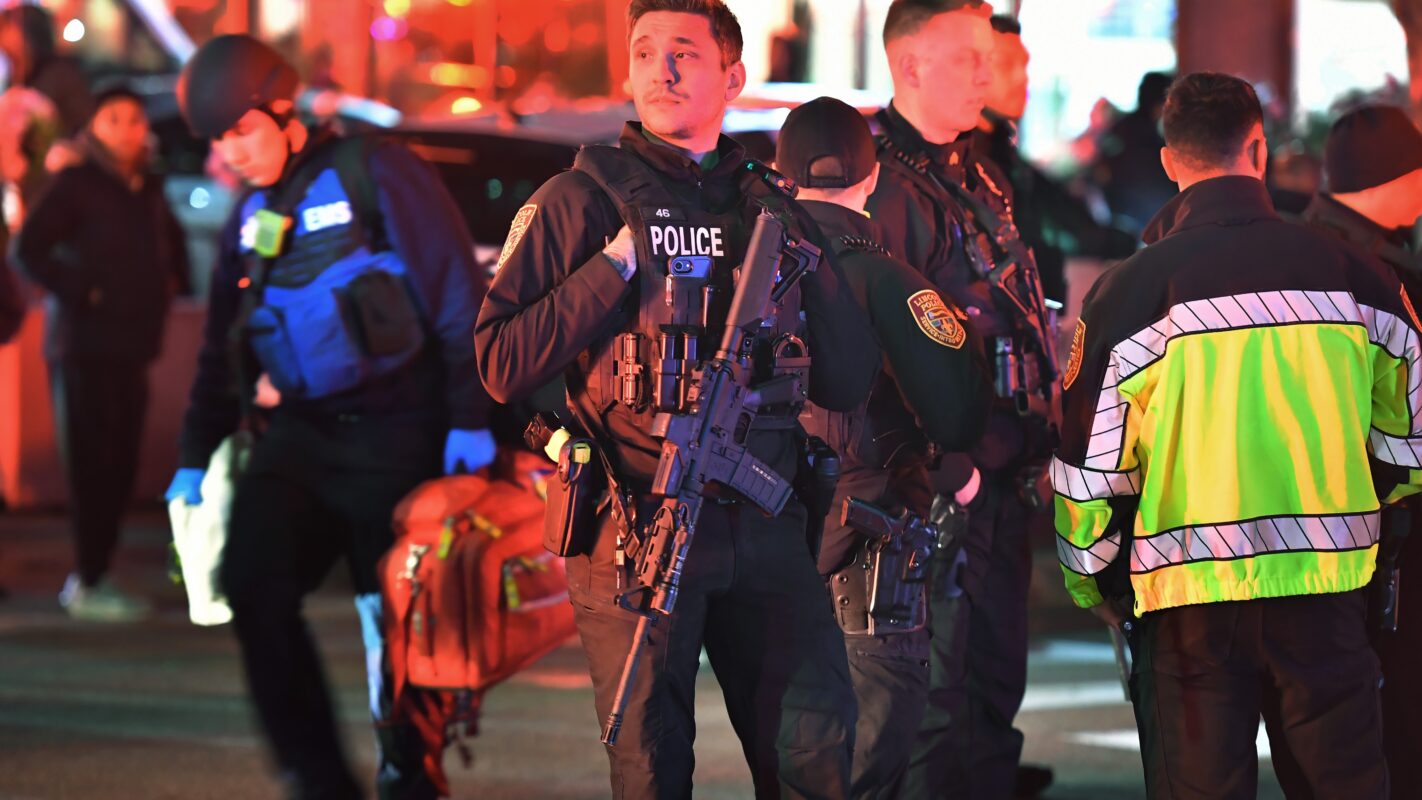 UZNEMIRUJUĆ SNIMAK Hrabri prolaznik otima pušku jednom od napadača iz Sidneja, drugi sa mosta i dalje puca u masu ljudi na plaži