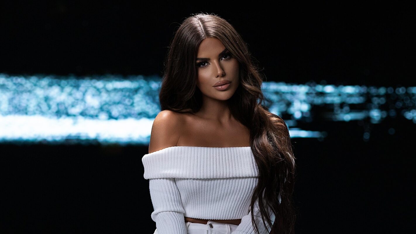 „Scenario iz spota je svaka devojka bar jednom osetila na svojoj koži“: Tina Amore zakoračila na javnu scenu vatrenim izdanjem