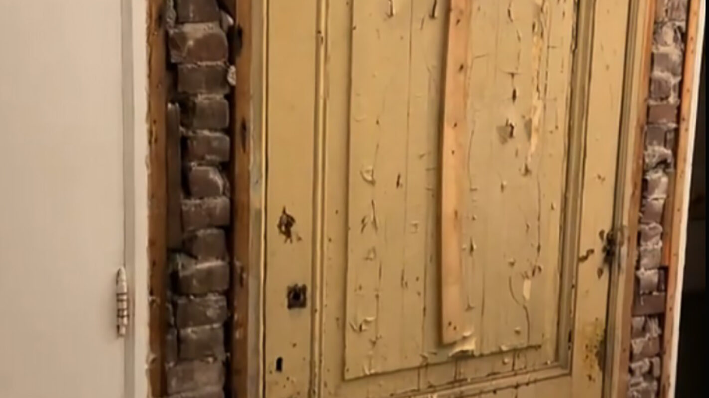 Renovirali kuću, pa iza lažnog zida otkrili vrata: Svi su očekivali ukletu sobu, ali ono što su zatekli iza njih ih je još više iznenadilo