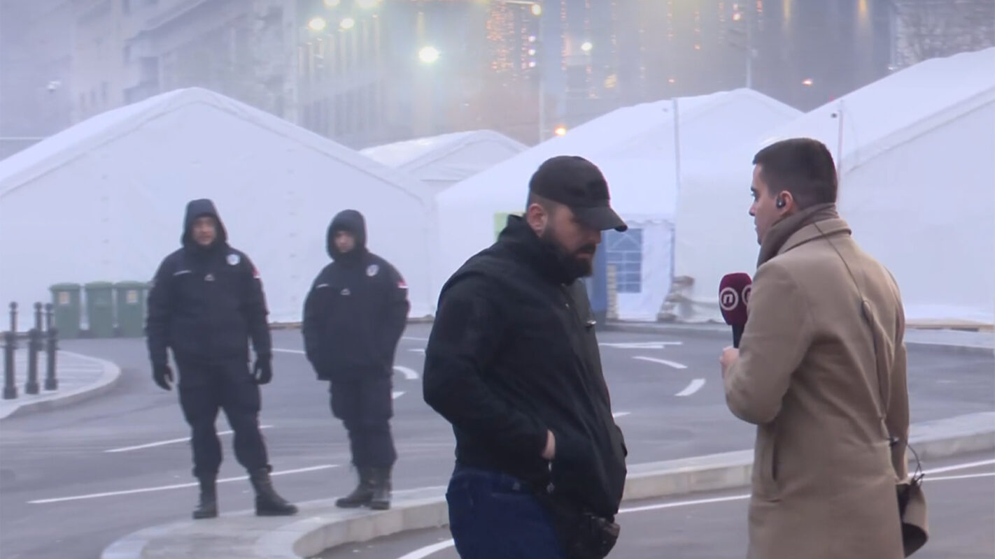 Novinar TV Nova pokušao da uđe u „ćacilend“ nakon izjave direktora policije da „nije siguran“ da novinari ne mogu u šatorsko naselje