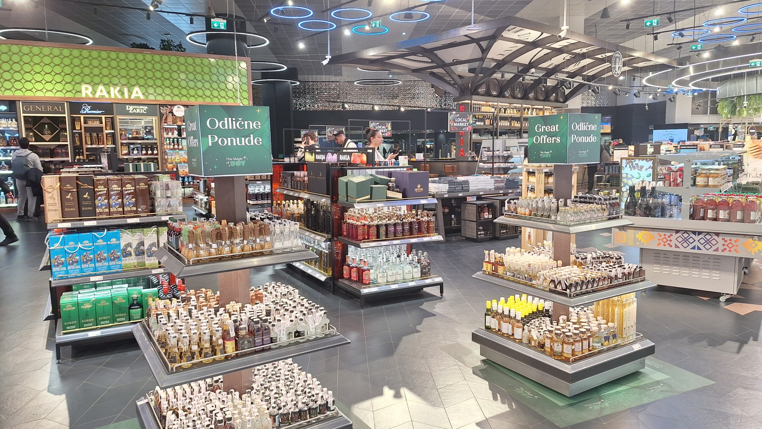 Fotkali smo cene srpskih specijaliteta na Aerodromu "Nikola Tesla": Kad vidite koliko su čvarci