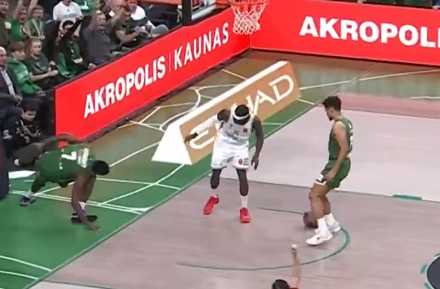Faul "za zatvor": Samo je čudo od preloma noge spasilo centra Žalgirisa VIDEO