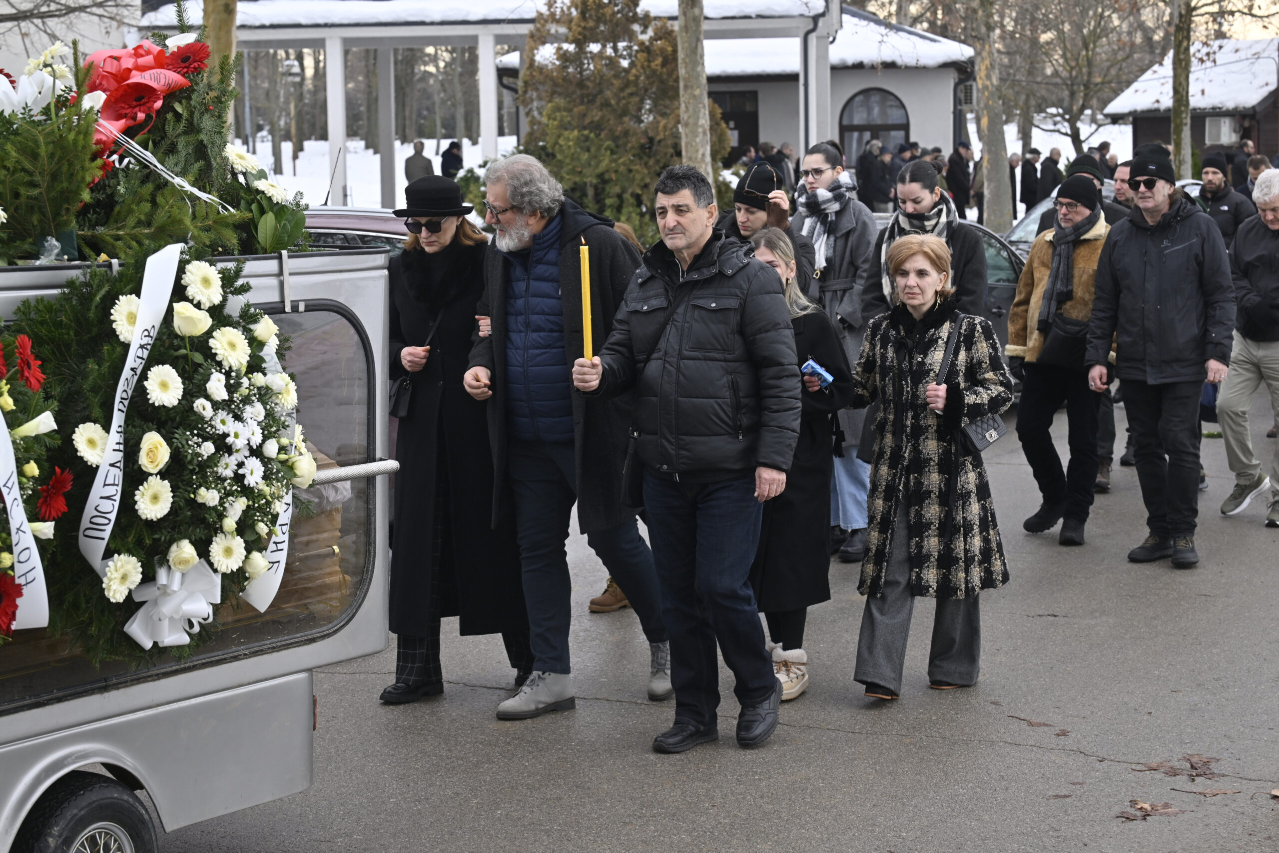 Sahranjen Ljuba Ninković: Glumac iz "Otvorenih vrata" koji se zamonašio držao opelo (FOTO)