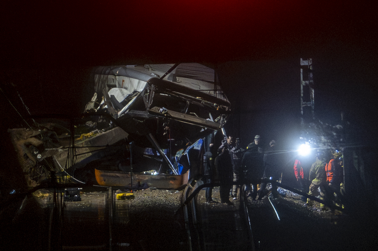 Nova železnička tragedija u Španiji: Mašinovođa preminuo, putnički voz iskočio iz šina samo nekoliko dana nakon što je u sudaru vozova poginulo više desetina ljudi