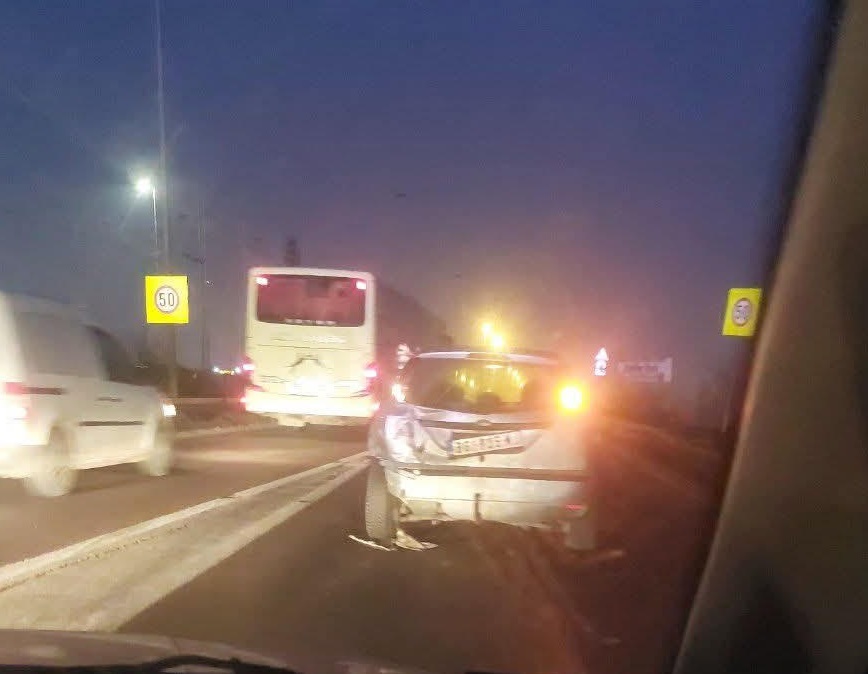 Udes na Pančevačkom mostu: Saobraćaj potpuno usporen, ljudi izlaze iz autobusa i idu peške FOTO